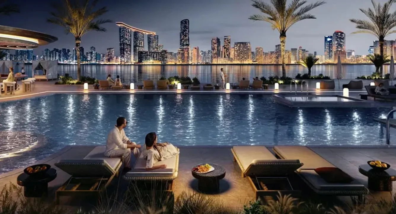 Piscine et salon extérieur au crépuscule face à la skyline d'Abou Dhabi, rendu du promoteur